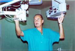 Il prof. Sante Vangelista nella sala operatoria con il microscopio
