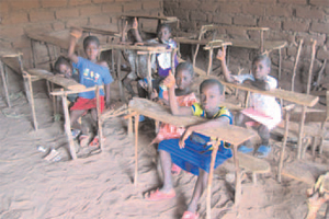 Tipica scuola africana in paglia e fango